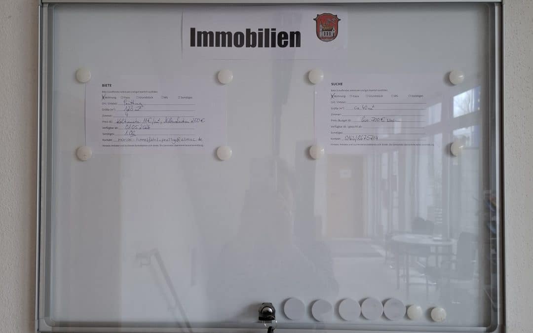 Schwarzes Brett für Immobilien im Rathaus